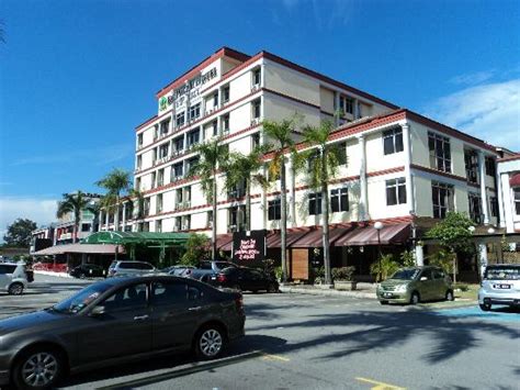 De palma hotel shah alam gives you luxurious yet affordable comfort whether for business or pleasure. the front view of the hotel - Picture of De Palma Hotel ...