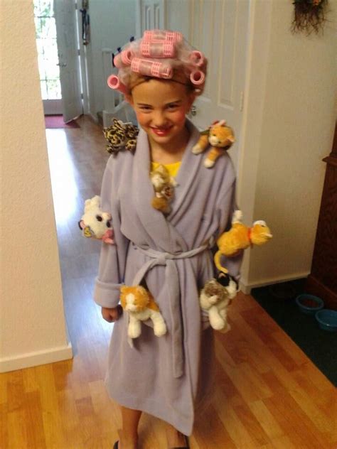 If so, this post is for you! Kids Halloween costume - the Crazy Cat Lady ..... LOVE it ...