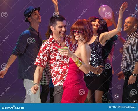 danse sexy de couples flirtant dans la boîte de nuit image stock image du club beau 27161105