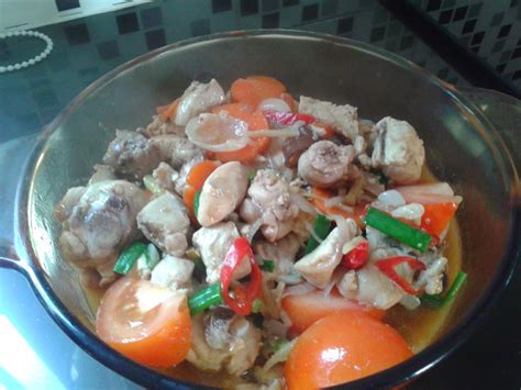Bahan utama kena ada halia, cara masak ayam masak halia ni senang banget. NAZREENNS: AYAM MASAK HALIA