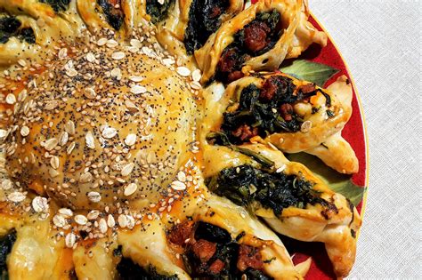 La ricetta della pasta e cicoria, gli ingredienti e i consigli. Girasole di pasta brisèe con cicoria e salsiccia piccante ...