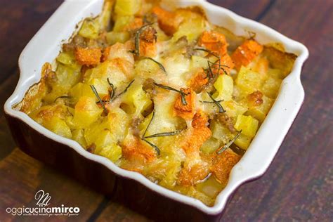 Zucca al forno con patate, salsiccia e mozzarella ...