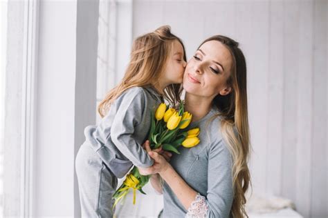 Concepto Del Día De La Madre Con Hija Besando Madre Descargar Fotos