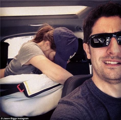 Jason Biggs Posts Picture Of Wife Jenny Mollen Breastfeeding In Backseat Of Car Daily Mail Online