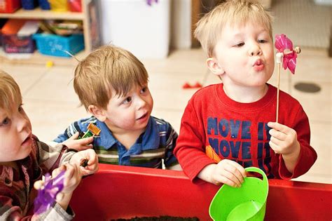 Hay muchos géneros diferentes disponibles para entretener a todos. Actividades para niños de 1 a 2 años | Juegos para beber ...