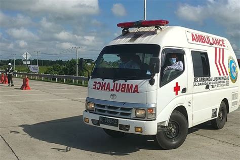 Belajar di luar negara ni bukan senang. Guna ambulans untuk balik ke kampung - Utusan Digital