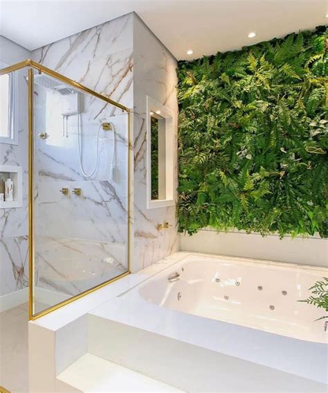 Banheiro Marmorizado Branco E Dourado Com Banheira Jardim Vertical E Tv Decor Salteado
