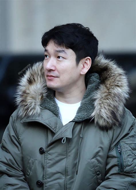 그는 대학생 때 약 1,000:1의 오디션 경쟁률을 뚫고 2000년 개봉한 영화 《춘향뎐》의 주연으로 발탁되어 배우 데뷔작으로 칸 영화제에 참석하였고, 2002년 영화 《후아유》에서 청춘 스타의 면모를 보이며 충무로에 눈도장을 찍었다. (생각보다) 옷 잘입는 조승우 뮤지컬 퇴근길 사복 모음 (약스압 ...