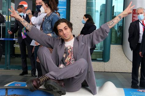 Damiano david strongly refuted taking drugs after viewers watched him lower his fa… Eurovision: Damiano David flashes peace signs as Maneskin ...