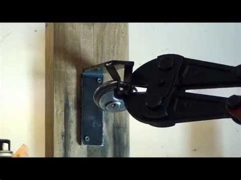 This tutorial uses a transparent padlock to show you how to pick a padlock and how a padlock works. Bolt cutters vs Brinks R70 disk lock - YouTube
