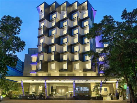 El hotel cuenta con 120 habitaciones y dispone de un hall de entrada con recepción abierta las 24 horas y ascensor. Holiday Inn Express Jakarta Wahid Hasyim Hotel by IHG