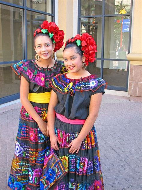 Girls In Traditional Dress Trajes Regionales De México Trajes