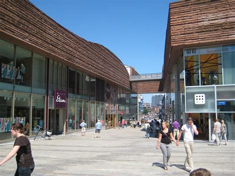 De schouwburg en bibliotheek zijn ook gevestigd in het gebied. Vier nieuwe huurders in Almere Centrum | PropertyNL