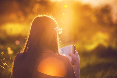 Girl Reading The Bible At Sunset Integridad And Sabiduría