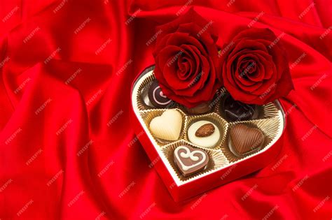 Rosas Rojas Y Bombones De Chocolate Surtidos En Caja De Regalo En Forma