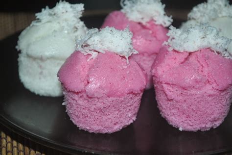 Panaskan sedikit minyak di dalam kuali dan gorengkan bawang merah dan bawang putih yang dicincang sehingga naik. Sumber: google images