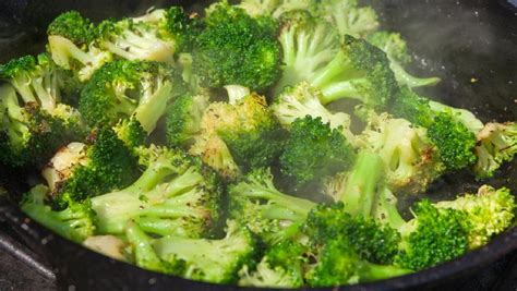 Panaskan minyak, tumis bawang merah dan bawang putih hingga harum. Resep Tumis Brokoli Bawang Putih, Mudah Dibuat dan Tak ...
