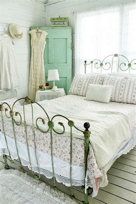 33 Simple Shabby Chic Bedroom Decorating Ideas