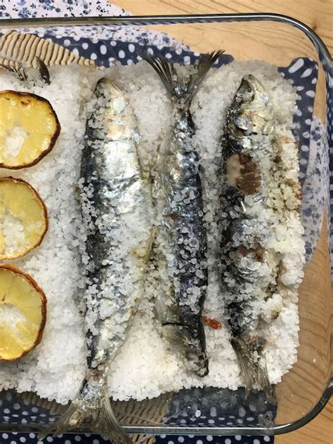 Para limpiar las sardinas, en primer lugar, se les debe quitar la cabeza y las vísceras. Sardinas asadas a la sal | Como cocinar pescado, Cocinar ...