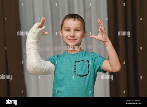 Broken Arm In Cast Hi Res Stock Photography And Images Alamy