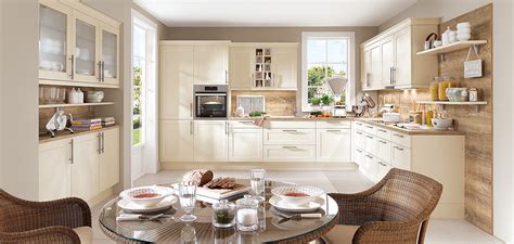 Je nach wunsch behaglich und wohnlich oder minimalistisch und puristisch. Landhaus-Küchen - MEGA Küchenwelten: schöne Küchen gut ...