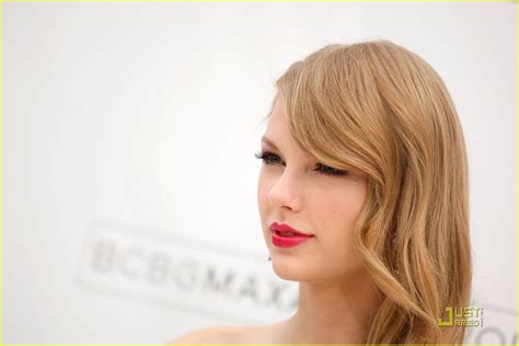 Taylor Swift Wins Billboard 200 Album Artist Of The Year Photo