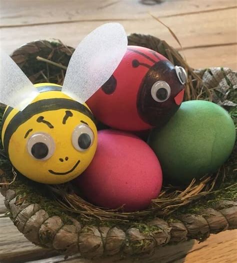 Dyeing and decorating easter eggs is one of our favorite holiday traditions, and we're always on the lookout for new ways to express our creativity. 19 DIY Easter Egg Decorating Ideas | Munchkins Planet