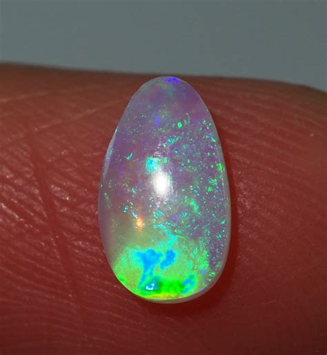 055 Ct Lightning Ridge Milky Crystal Opal Jj418