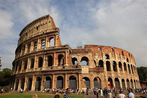 The colosseum is a sensitive target, subject to security checks at the entrance, waiting in line might be necessary for security reasons at the metal detector. Het Colosseum een van de 7 wereldwonderen ...