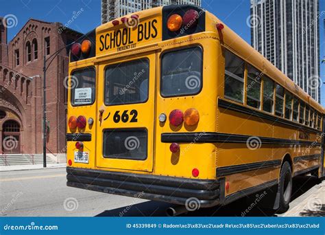 Autobús Escolar Amarillo Americano Típico Imagen De Archivo Editorial