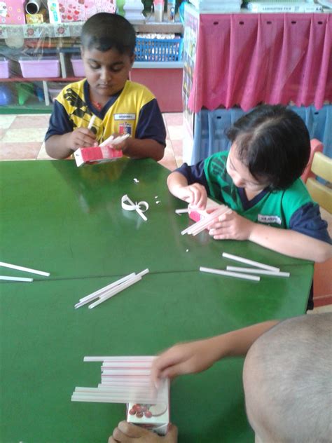 Kreativiti kitar semula barang terbuang ini boleh kita lakukan sendiri andai anda rajin dan punya masa terluang. Langkah Pertamaku........................: RP