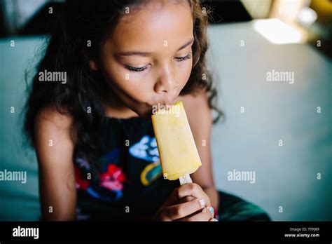 Eating popsicle fotografías e imágenes de alta resolución Alamy