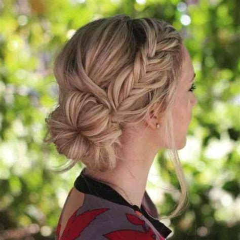Whether be it waves, braids, a half updo, a full updo, or a hollywood inspired hairdo, every girl wants to show off an exemplary hair style for her big wedding night. 30 Romantic Messy Updos for Wedding 2021- Best Wedding ...