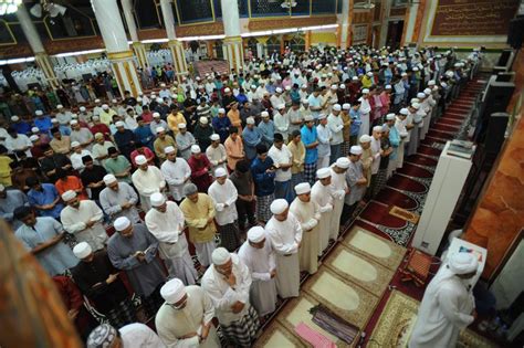Sholat jumat disyariatkan untuk dikerjakan secara berjamaah, tidak sah jika sendirian. Cara Solat Sunat Tarawih 8 & 20 Rakaat Di Rumah Seperti ...