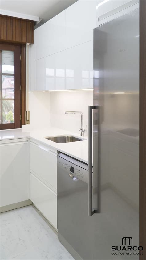 Permite almacenar de forma segura y encriptada la experiencia y el progreso del usuario sin guardar ningún dato comprometido. Cocina blanca en forma de U - Cocinas Suarco: Fabrica y ...