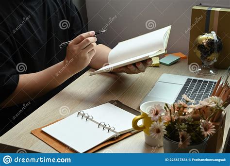 Pessoa Anotando No Notebook E Usando Laptop Em Casa Foto De Stock