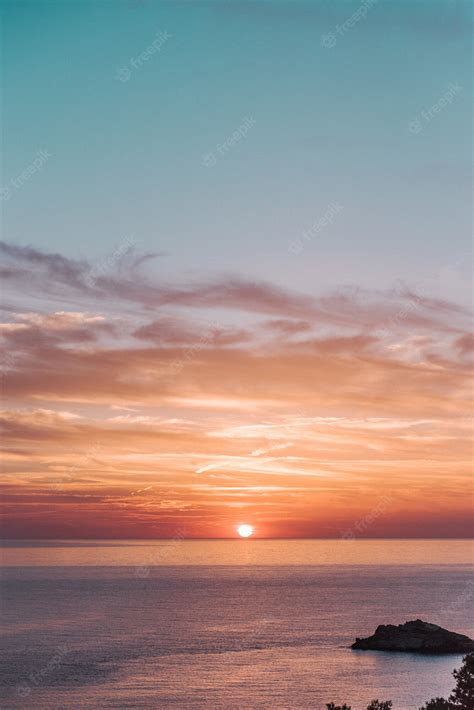 Free Photo Beautiful Scenery Of Sunset Over The Peaceful Sea