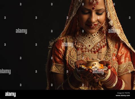 Indian Bride Performing Traditional Ritual Stock Photo Alamy