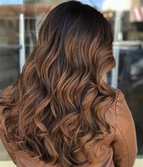 Beach blonde highlights are sprinkled lightly throughout the top portion of the hair in this easy hairstyle. 27 Most Delectable Caramel Highlights You'll See in 2018