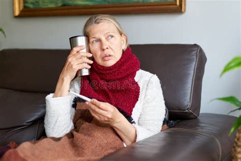 Conceito De Problema De Vírus Sazonal De Doença Mulher Idosa Doente A Ter Gripe à Temperatura