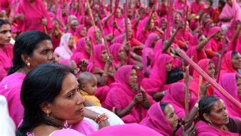 Indien Gulabi Gang Betreibt Die Pink Sari Revolution Der Spiegel