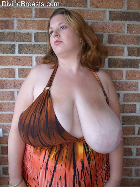 Curvy Women With Big Boobs Cleavage Sexiz Pix