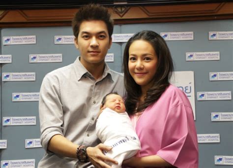 แบงค์ อธิกิตต์ ได้ฤกษ์วิวาห์ ไอซ์ จีรนันท์ ลูกสาว ค่อม ชวนชื่น 2 พฤศจิกายน นี้ ลั่นขอสู้สินสอนเต็มที่ตามที่พ่อแม่ฝ่ายหญิงเรียก. แบงค์ ไอซ์ อุ้มลูกสาวน้องณิลลา อวดสื่อครั้งแรก