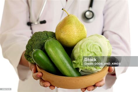 Closeup Dokter Memegang Semangkuk Sayuran Dengan Latar Belakang Putih