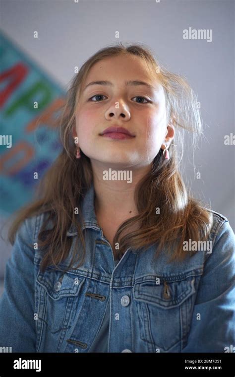 10 Year Old Girl Model Fotos Und Bildmaterial In Hoher Auflösung
