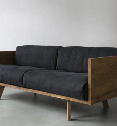 Open wooden frame, steel back support, turned legs with brass caps, upholstered seat and back. Hier dreht sich alles um Designersofas und Designersessel