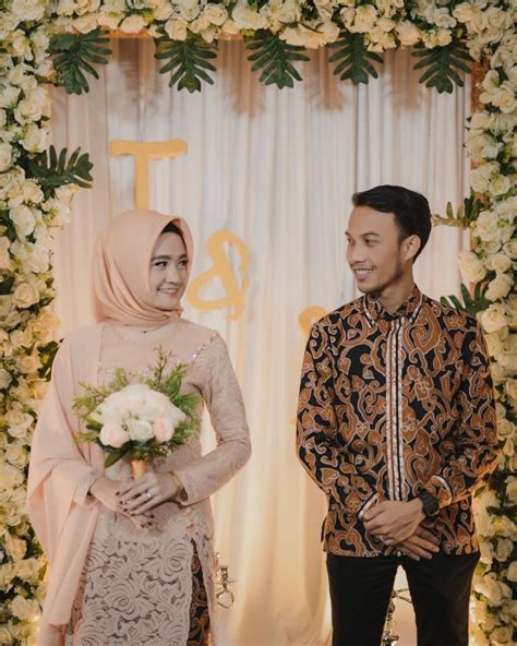 Gamis couple terbaru dengan model yang akan membuat penampilanmu makin serasi. 20+ Koleski Terbaru Baju Tunangan Couple Muslim - JM | Jewelry and Accessories