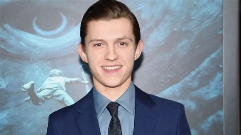 spider man homecoming star tom holland flaunts his abs in mirror 79104 hot sex picture