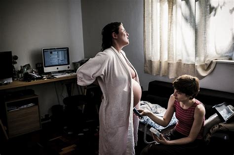Беременная Женщина Рожает Дома Фото Картинки фотографии