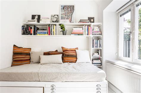 45 ways to make a small bedroom feel bigger than it is almacenamiento en el dormitorio diseño